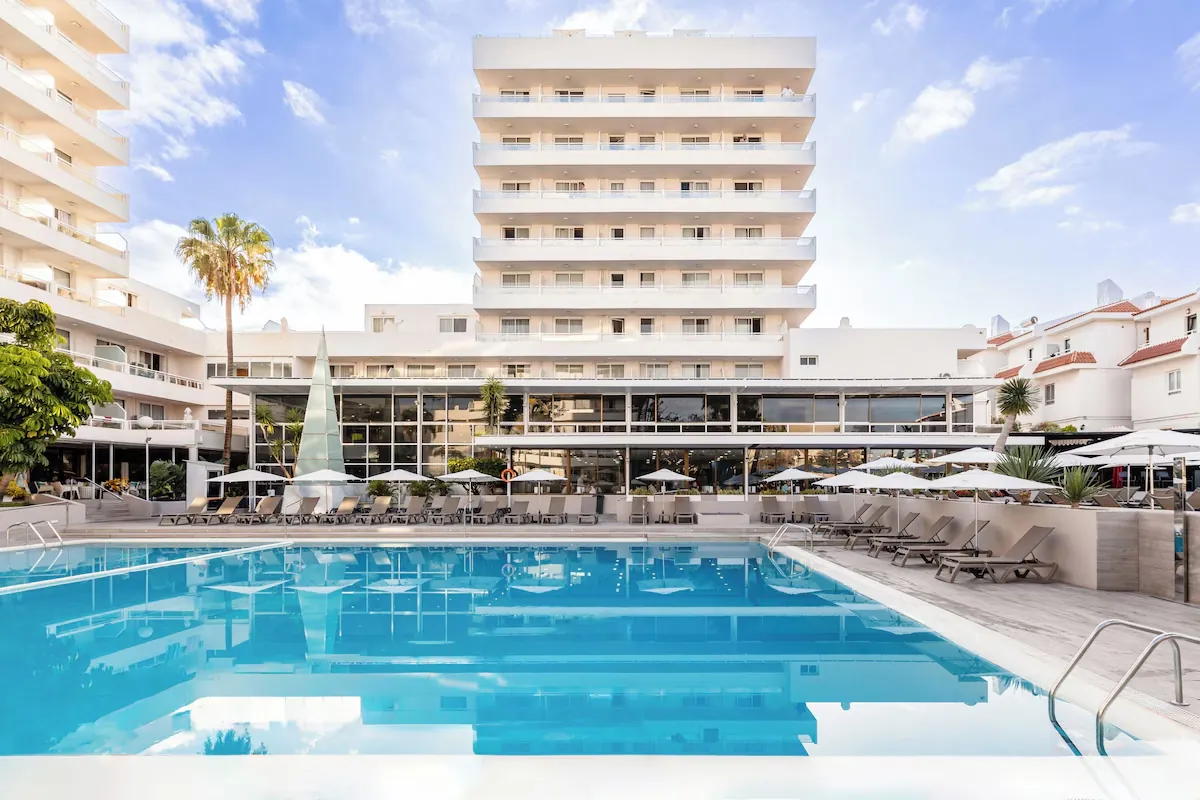 Swimming pool and hotel buildings at Catalonia Oro Negro, Playa de las Américas