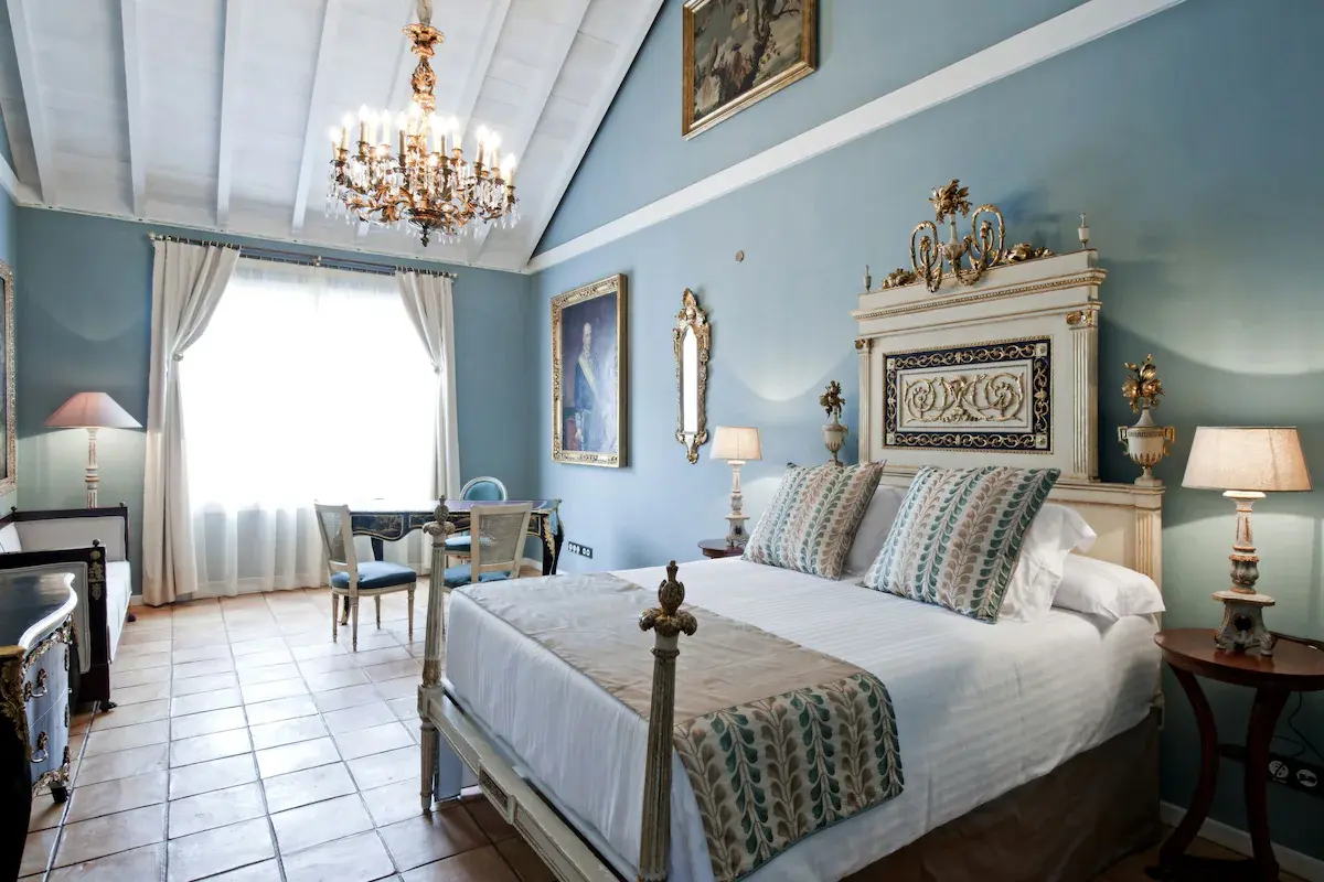 Antique-furnished room at Hacienda de Abajo in Tazacorte