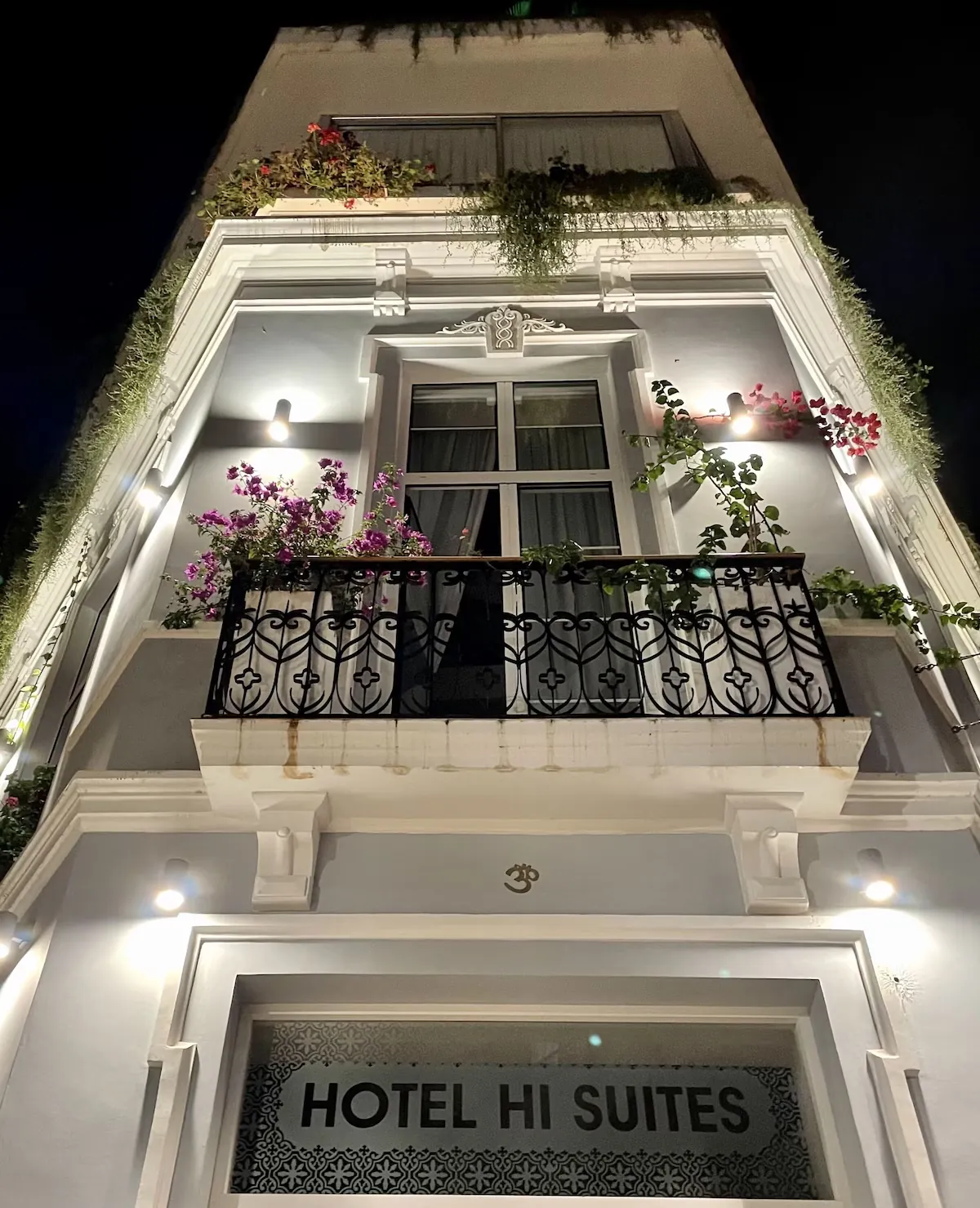 Duplex suite with wooden floors and mezzanine bedroom at Hotel emblemático Hi Suites, Santa Cruz de Tenerife