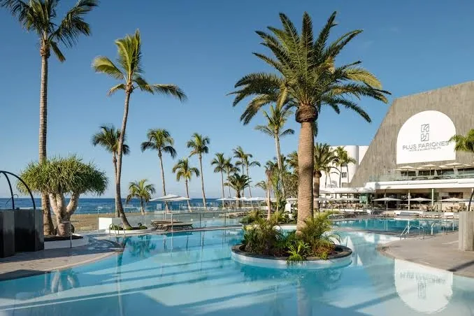 Palm trees and pool terrace overlooking the Atlantic at Hotel Fariones, Puerto del Carmen