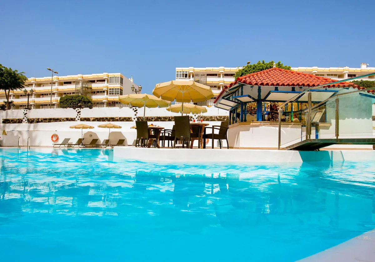 Pool and bar at Hotel Rey Carlos, Playa del Inglés